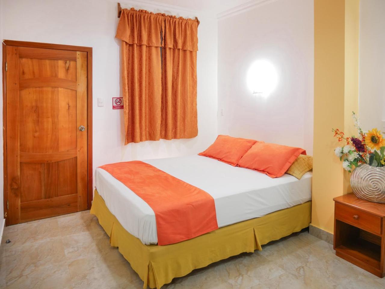 Hostal Espana Puerto Ayora  Bagian luar foto