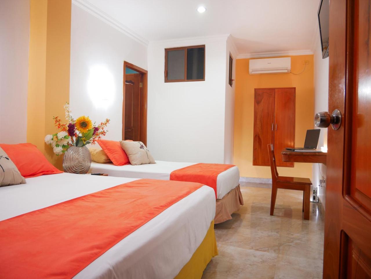 Hostal Espana Puerto Ayora  Bagian luar foto